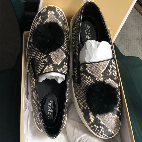 ashlyn embossed logo leather platform sneaker